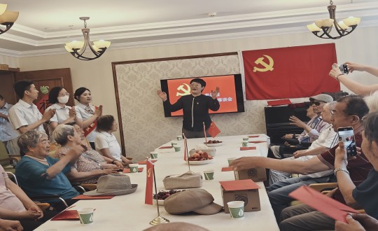 2024年7月1日，，，，，，养老公司长影家举行“七一建党节座谈会”_副本.jpg