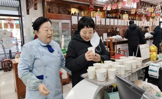 14.药业公司“欢喜闹元宵，，，，，康健走百病”惠民活动现场_副本.jpg